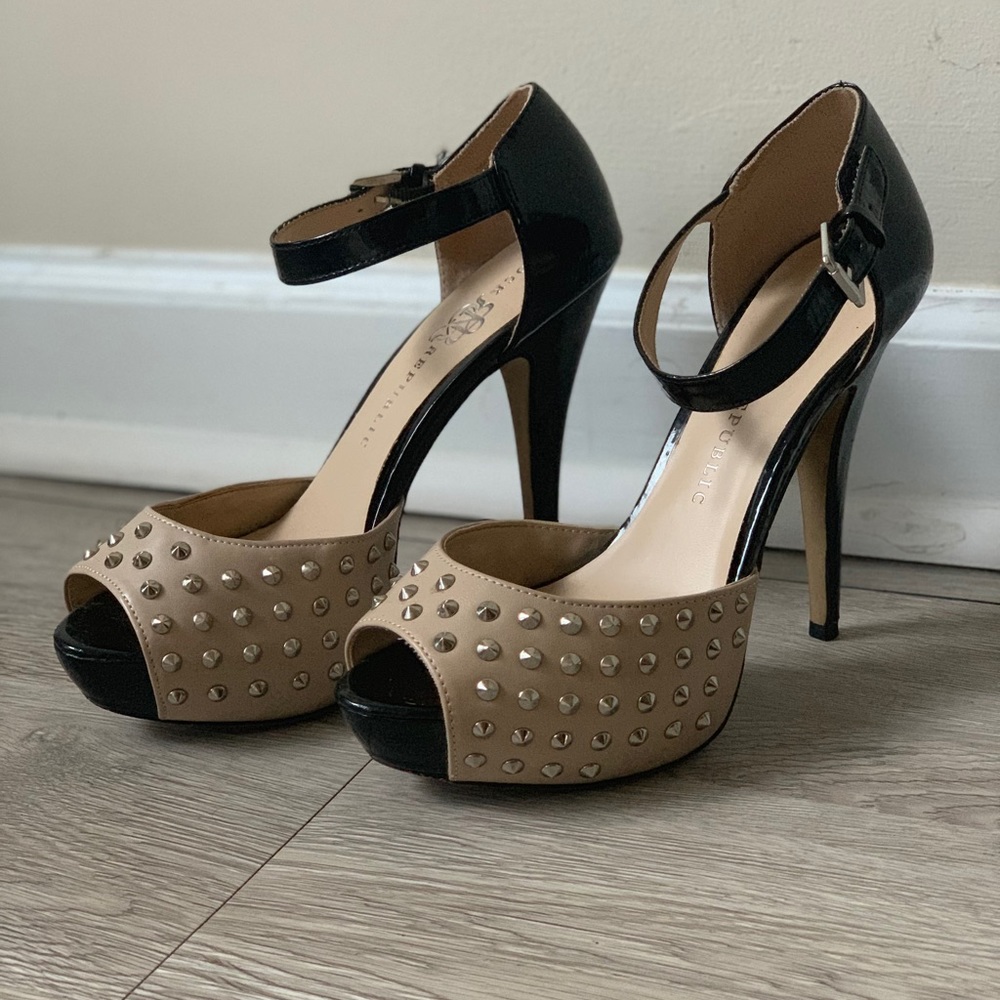 Rock Republic Black and Nude Pumps